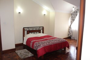 4 bedrooms, iron/ironing board, WiFi, bed sheets