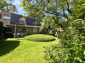 Terrace/patio - Holiday apartment in a large garden, in a tiny village close to  beach and dunes (Groet)