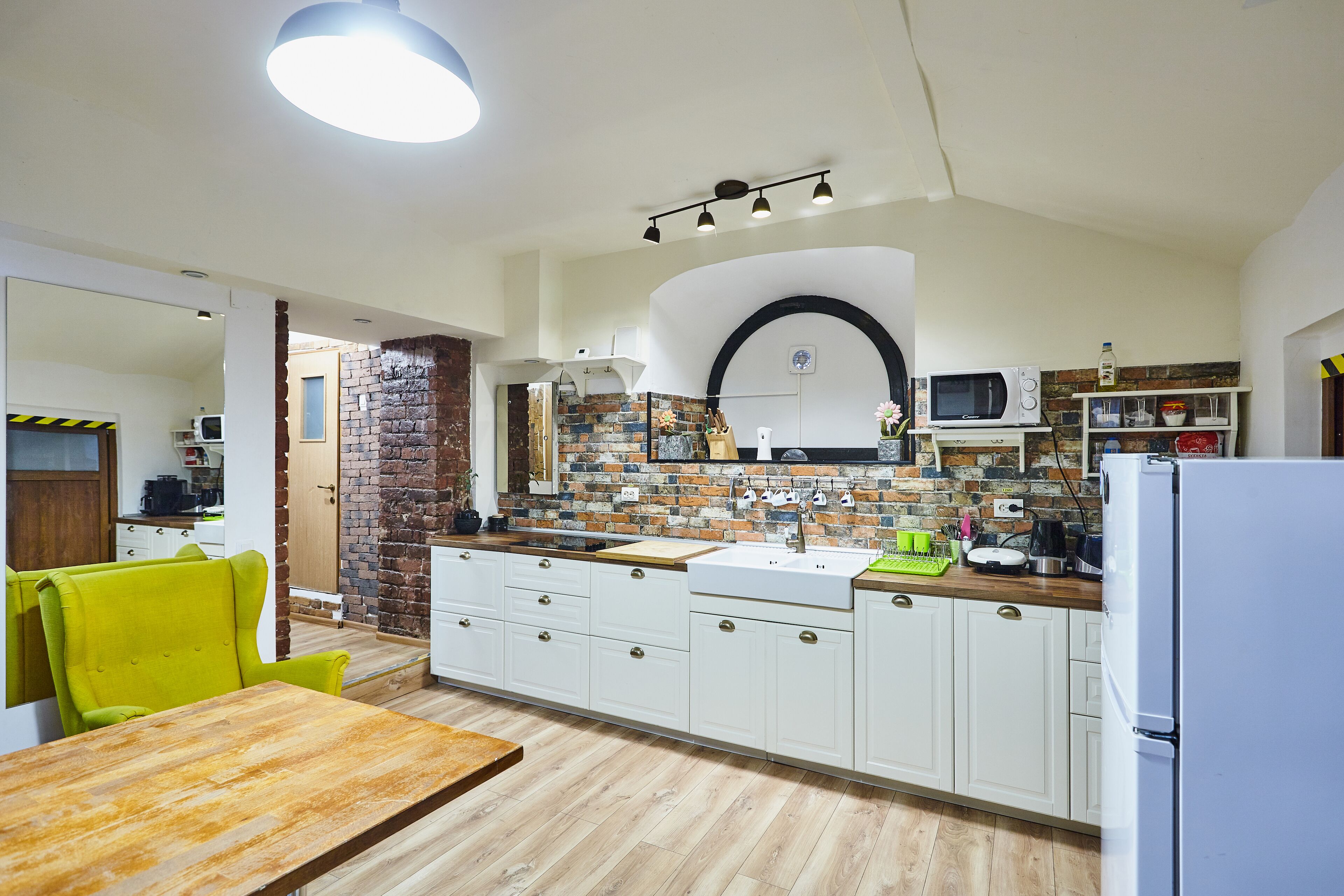 Réfrigérateur, micro-ondes, plaque de cuisson, cafetière/bouilloire