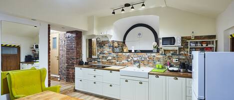 Fridge, microwave, stovetop, coffee/tea maker