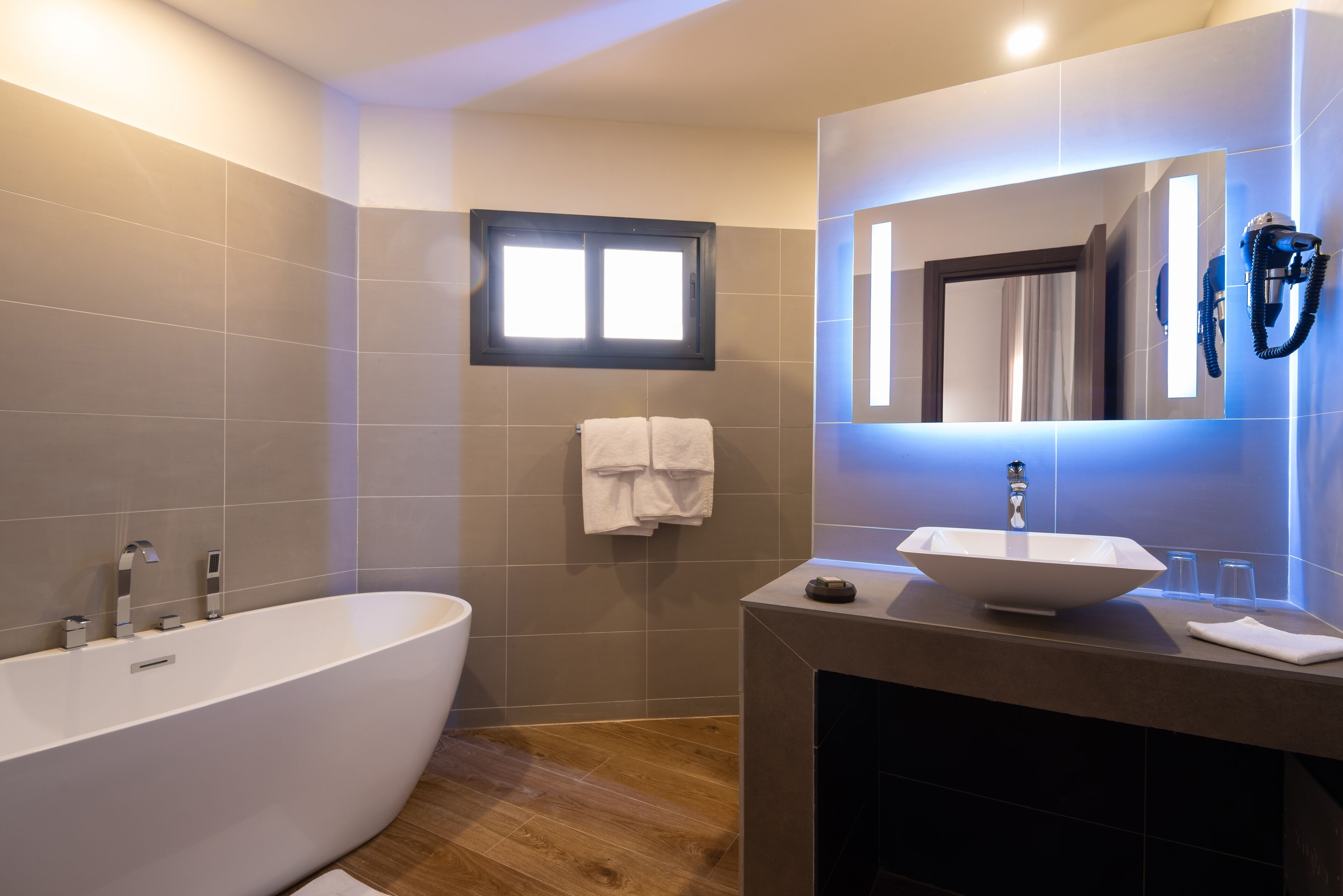 deluxe suite | 1 bedroom, minibar, in-room safe, desk