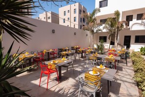 Breakfast, lunch and dinner served - Hotel L'adresse (Dakar)