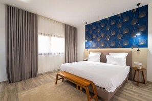 Minibar, in-room safe, desk, blackout curtains - Hotel L'adresse (Dakar)