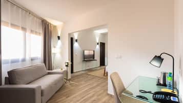 1 dormitorio, minibar, caja fuerte y escritorio