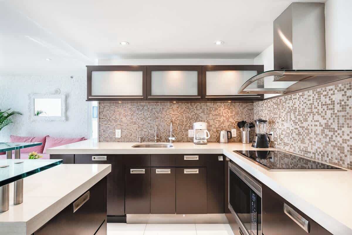 Kühlschrank, Mikrowelle, Ofen, Herdplatte