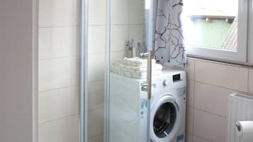 Douche, sĂšche-cheveux, serviettes fournies, savon