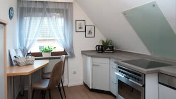 Een koelkast, een magnetron, een oven, een kookplaat