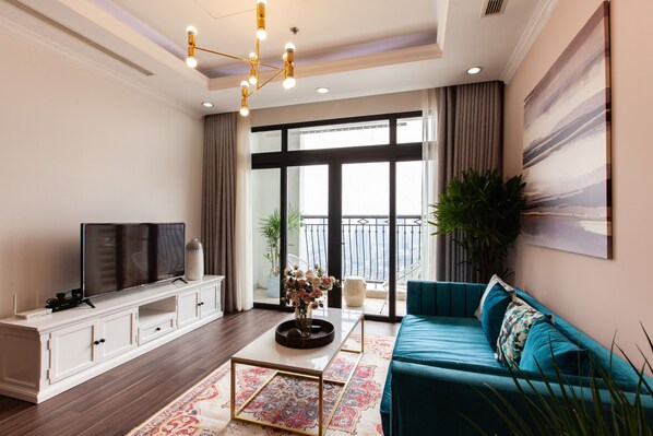 TV, Netflix, streaming services - 2-bedroom apartment with spacious city view, indoor&outdoor swimming pools (Thung Ðình)