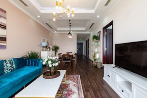 TV, Netflix, streaming services - 2-bedroom apartment with spacious city view, indoor&outdoor swimming pools (Thung Ðình)