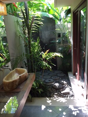 Villa, 4 Bedrooms | Bathroom | Shower, hair dryer, towels, soap - Villa Kuda Jaya (Kerobokan)