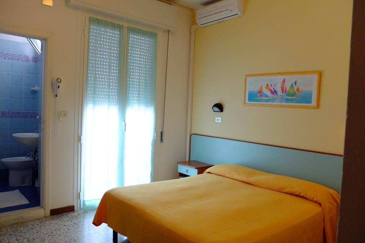 Kamar Double atau Twin Standar | Meja kerja dan seprai linen