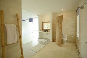 Biệt thự Deluxe, 5 phòng ngủ, quang cảnh biển, đối diện biển | Phòng tắm | Máy sấy tóc, khăn tắm, xà phòng, dầu gội