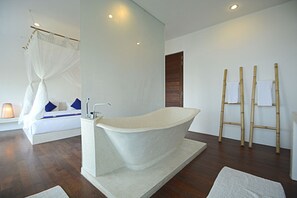 Villa Deluxe, 5 chambres, vue sur l’océan, face à la mer | Salle de bain | Séchoir à cheveux, serviettes fournies, savon, shampooing