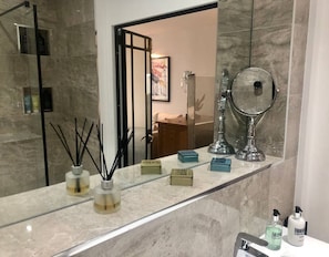 Een douche, een haardroger, handdoeken, zeep