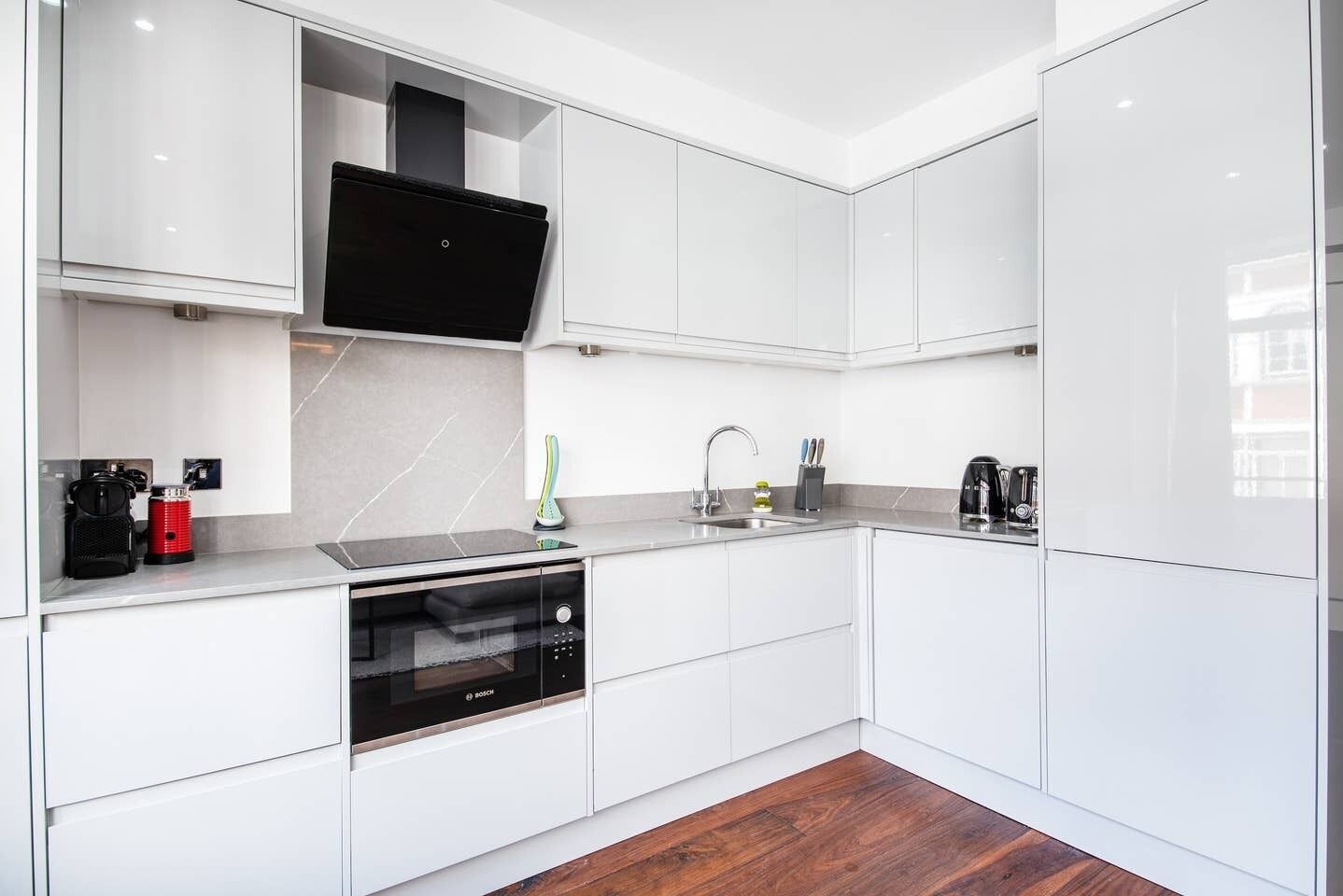 Jääkaappi, mikroaaltouuni, uuni, liesi