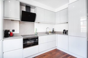 Frigorifero, microonde, forno, piano cottura