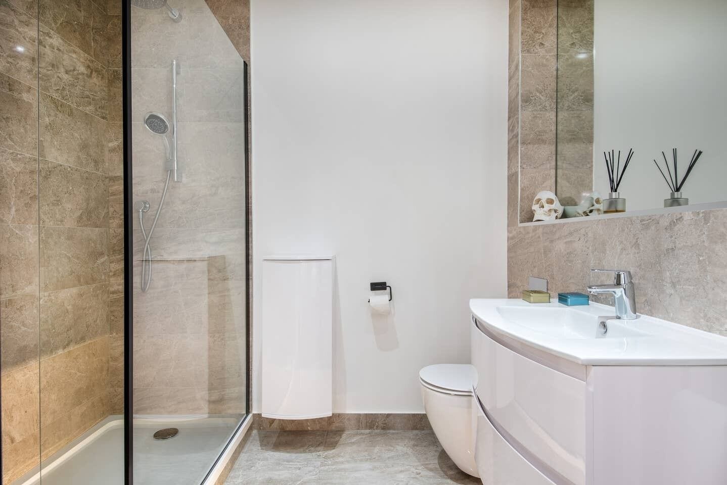 Douche, sèche-cheveux, serviettes fournies, savon