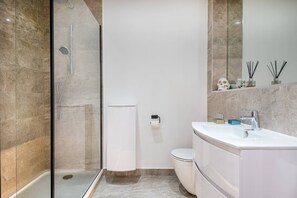 Doccia, asciugacapelli, asciugamani, sapone