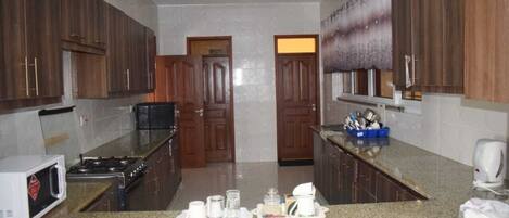 Micro-ondes, batterie de cuisine, vaisselle et ustensiles