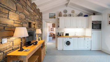 Fridge, oven, stovetop, coffee/tea maker
