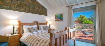 Das Ataraxia ist ein renoviertes Bauernhaus aus Stein, nur einen kurzen Spaziergang vom Strand Saravari entfernt.