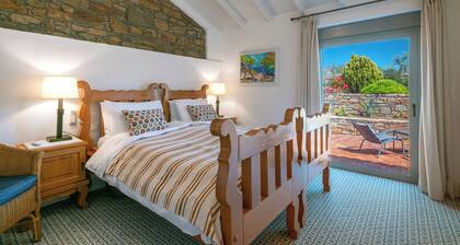 Ataraxia est une ferme en pierre rénovée, à quelques pas de la plage de Saravari.