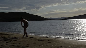 Beach nearby, sun-loungers, beach towels