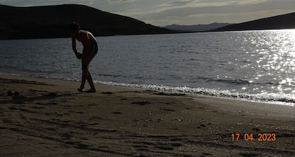 Ataraxia est une ferme en pierre rénovée, à quelques pas de la plage de Saravari.