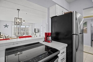 Fridge, microwave, oven, stovetop - Wight Bay 543 - Close to everywhere you want to be in OC! (Ocean City)