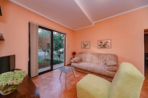 Klassiek appartement | Woonkamer | Flatscreentelevisie