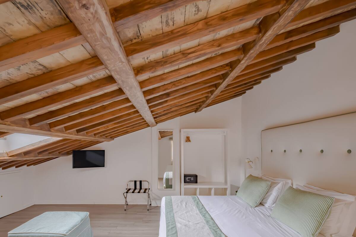 Romantisches Doppelzimmer (mansard) | Zimmersafe, Schreibtisch, laptopgeeigneter Arbeitsplatz