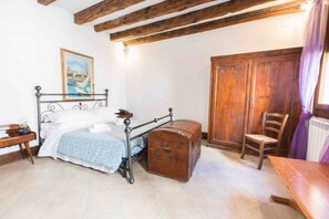 1 dormitorio, tabla de planchar con plancha, wifi y ropa de cama