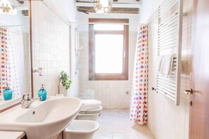 Een douche, een haardroger, een bidet, handdoeken