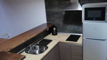 Een magnetron, een koffiezetapparaat/waterkoker