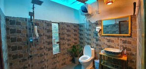 Shower, free toiletries, hair dryer, slippers - The Little H'mong House (Sa Pa)
