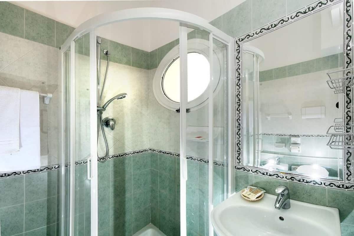 Doccia, bidet, asciugamani, sapone