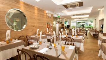 Café da manhã com buffet grátis todos os dias