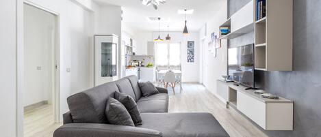 Apartament, 2 dormitoris | Sala d'estar | Televisor de pantalla plana, llibres i pel·lícules de pagament