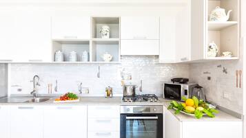 Apartment, 2 Bedrooms | Dapur kecil peribadi