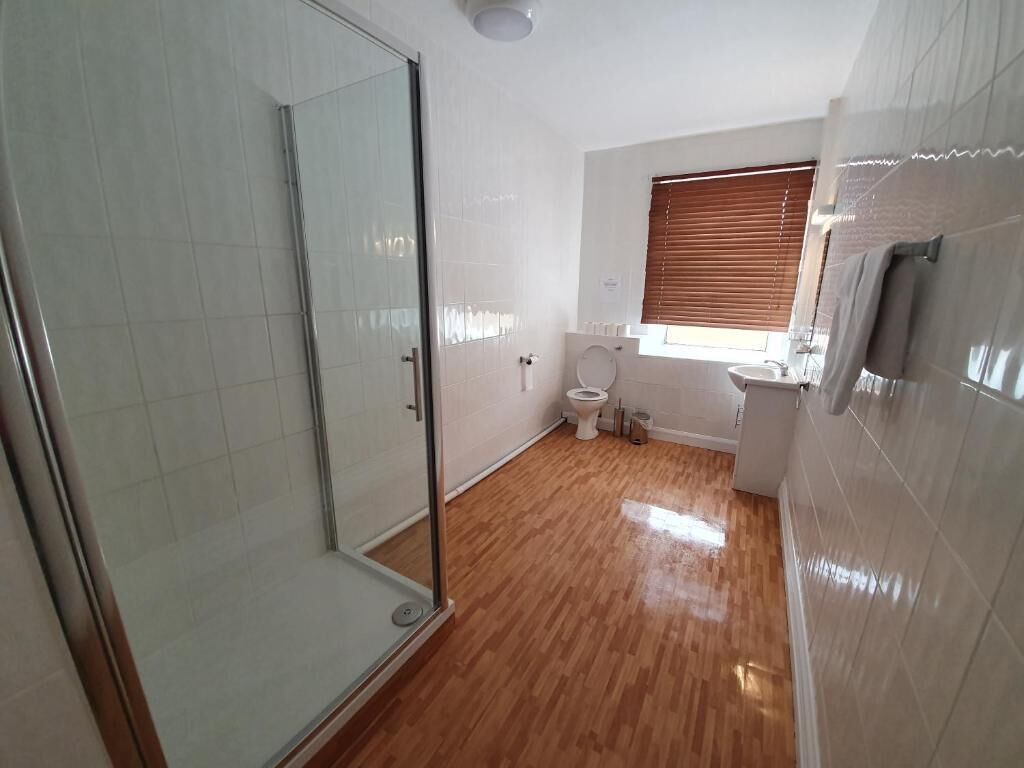 basic quadruple room | bathroom shower