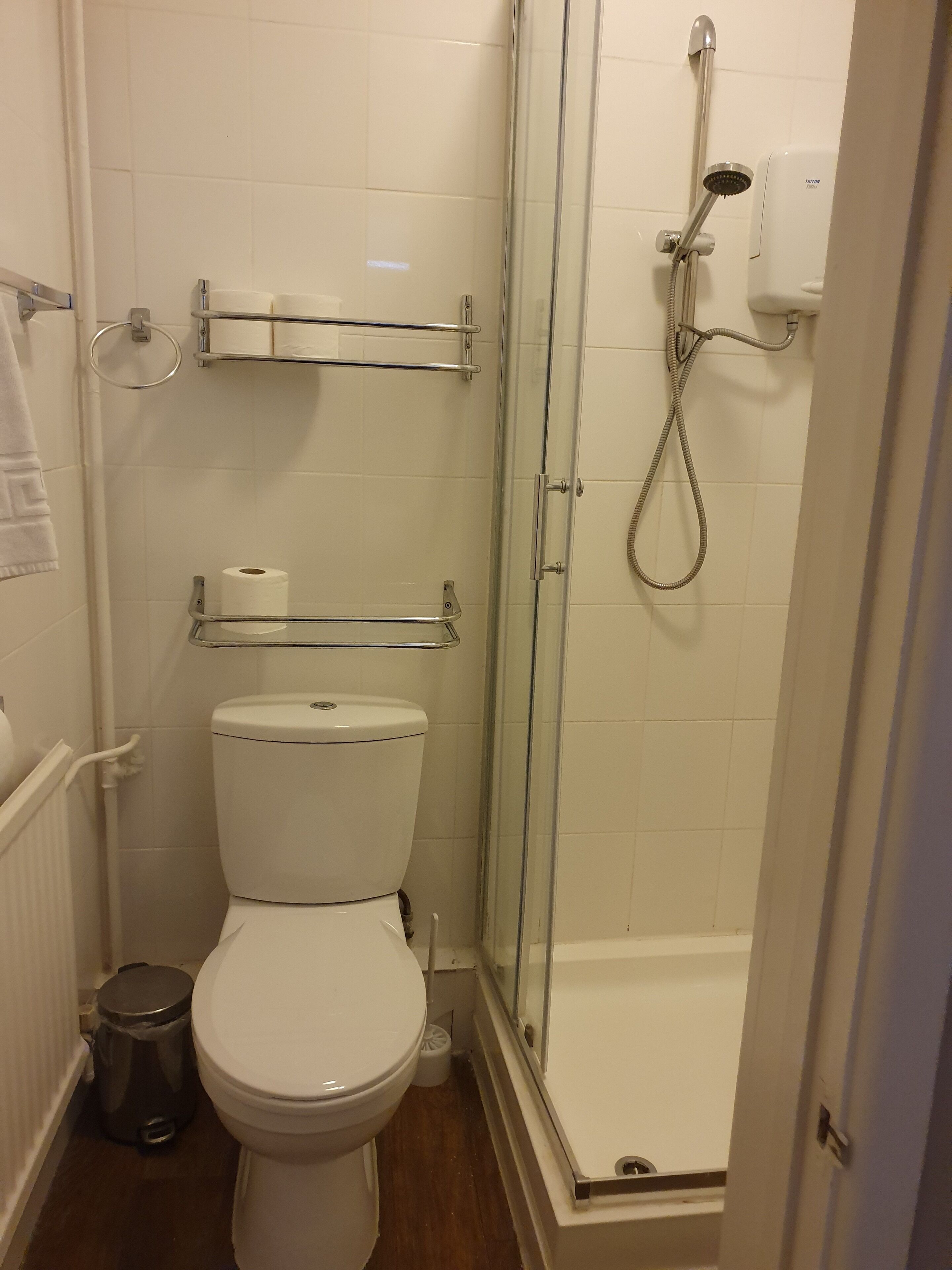 standard twin room | bathroom | free toiletries, hair dryer, towels, soap