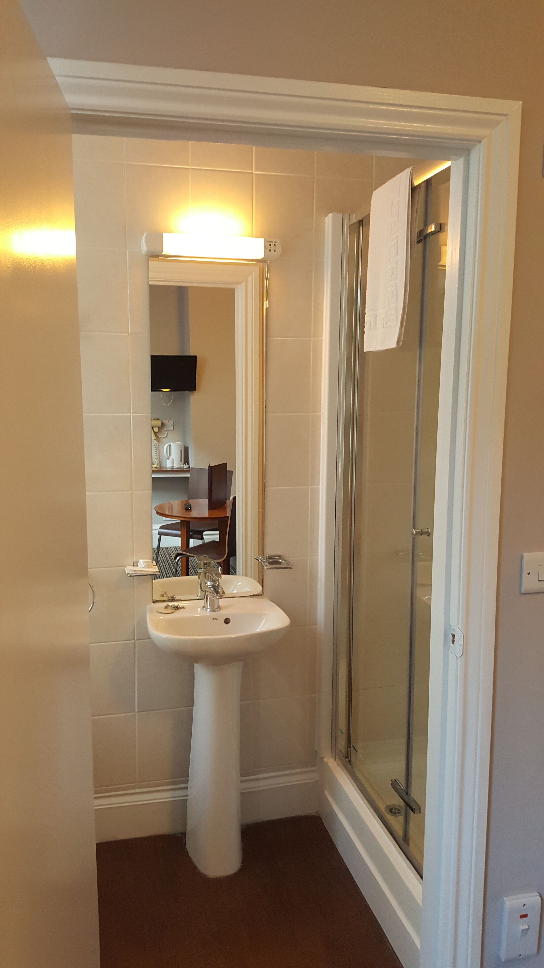 standard double room | bathroom | free toiletries, hair dryer, towels, soap