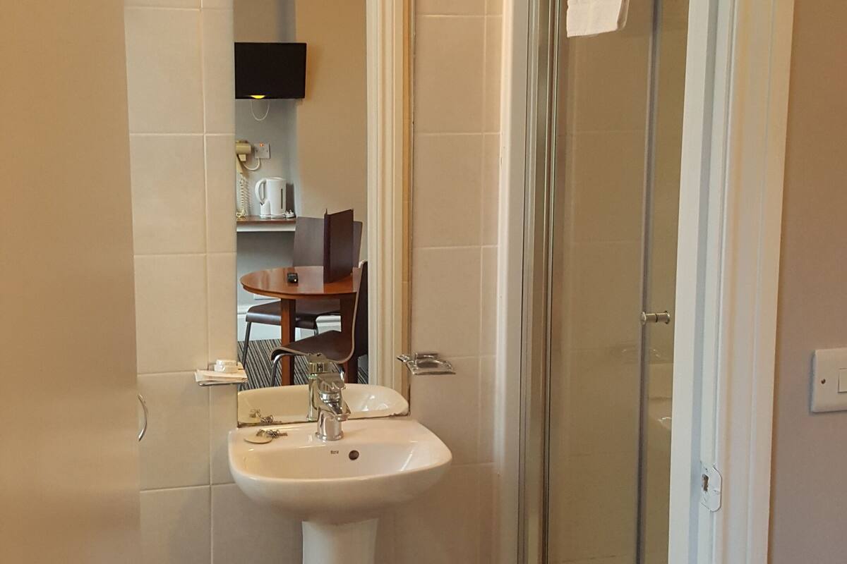 standard double room | bathroom | free toiletries, hair dryer, towels, soap