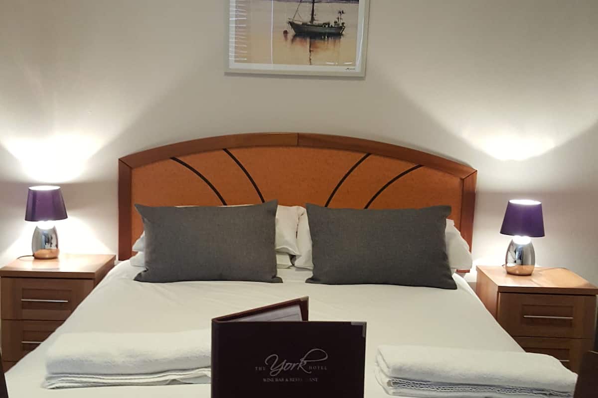 Standard Double Room | 1 bedroom, desk, iron/ironing board, free WiFi
