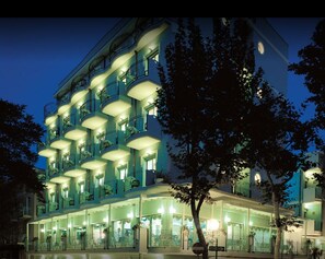 Front of property - evening/night - Hotel Feldberg (Rimini)