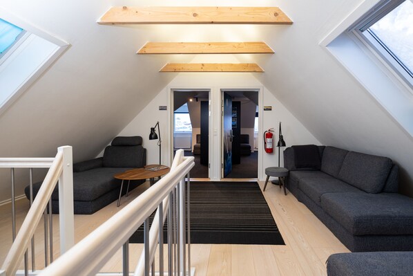 Escritorio, cortinas blackout, wifi gratis y ropa de cama