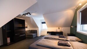 Un dormitorio moderno con cama tipo loft, un escritorio y una silla.