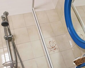 Bathroom shower - Hotel Mauri (Rimini)
