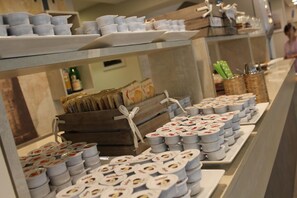 Free daily continental breakfast - Hotel Mauri (Rimini)
