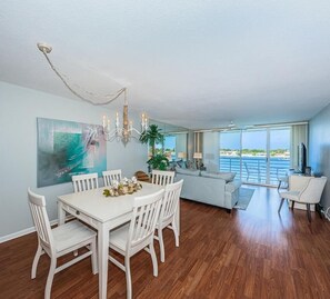 Dining - Club Bahia 'Seas the Day' (St Petersburg)